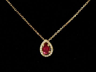 null Collier en or 750 millièmes, retenant en pendentif un rubis taille poire en...