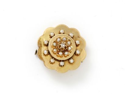 null Broche en or 750 millièmes, formant une rosace habillée de demi-perles centrée...
