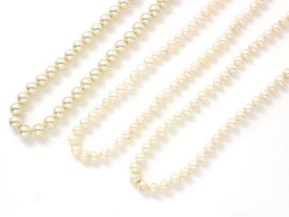 Lot composé de 3 colliers de perles de culture...
