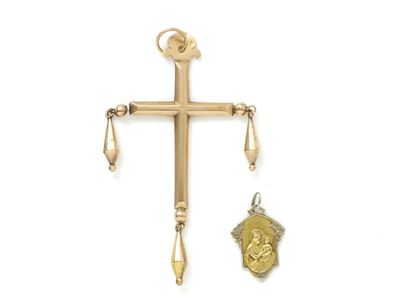 null Lot en or 750 millièmes, composé de 2 pendentifs retenant une croix régionale...