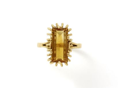 null Bague en or 750 millièmes, ornée d'une citrine taille émeraude en serti griffe,...