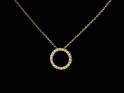 null Collier en or 750 millièmes, retenant en pendentif un anneau habillé de diamants...