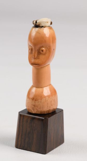 null LEGA R.D.CONGO Charme sculpté d'une petite tête avec cauris. Circa 1930/1940....