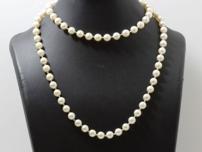 Long sautoir composé d'un rang de perles...