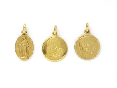 null Lot en or 750 millièmes, composé de 3 pendentifs retenant des médailles religieuses....