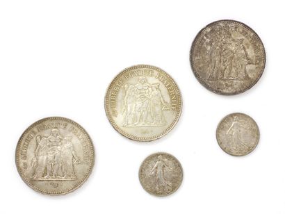 null Lot en argent 800 millièmes, composé de 3 pièces de 50 francs datées 1975, 1976...