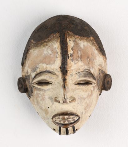null IGBO NIGERIA Petit masque en bois à patine de kaolin. H : 18,5 cm L : 14,5 cm...