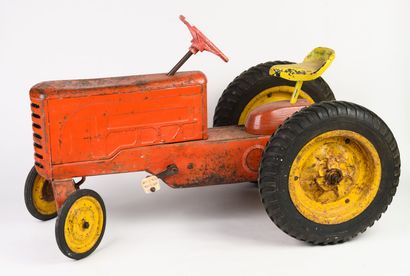 null Tracteur en tôle rouge avec sa remorque, année 50, Long 90cm et 80cm