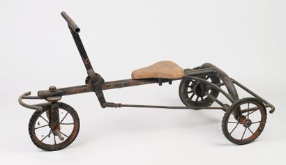  Cyclo rameur, en métal et siège en bois, année 20