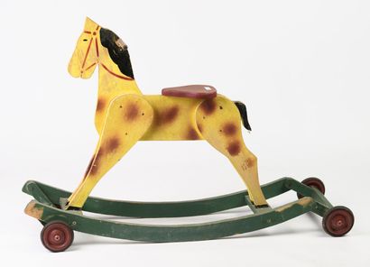 null Cheval à roulette et à bascule, jaune et vert en bois, année 50, Long 70 cm