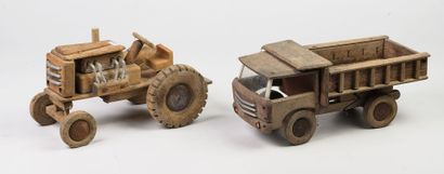null Tracteur "Dejou" en bois, Long 40 cm on y joint "Dejou" un camion en bois, Long...