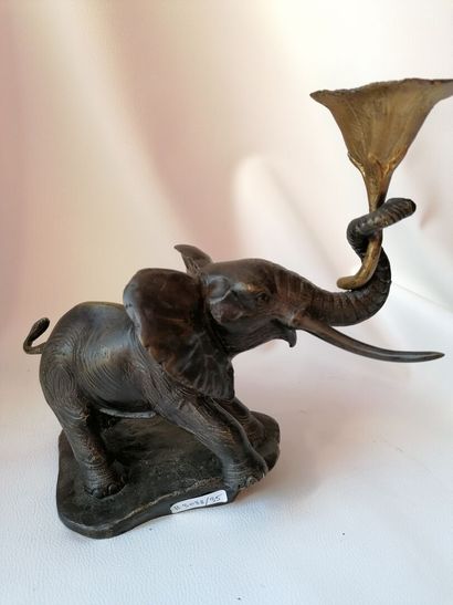 null «Éléphant portant un nénuphar» en alliage à patine brune et dorée H : 27cm
