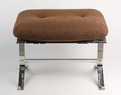 null Olivier MOURGUE Salon comprenant six fauteuils, un repose pied, et une table...