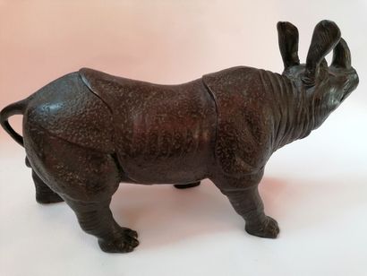 null 20th century school "Rhinoceros" Bronze print with brown patina 25 x 43 cm