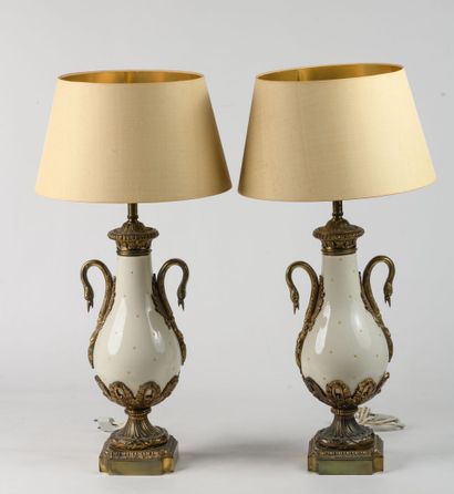 null Paire de vases en porcelaine, montées en lampes, anses en bronze doré à têtes...
