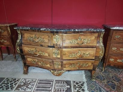 null Veneered chest of drawers with bronze decoration, opening with four drawers,...