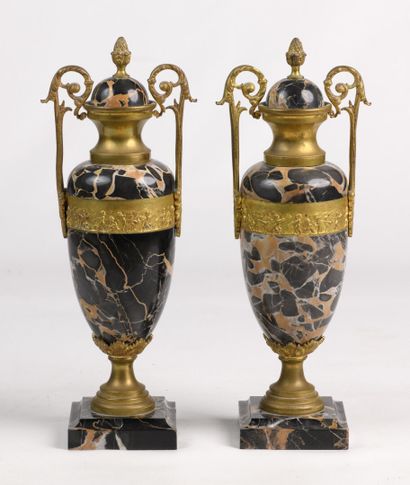 null Pair of marble and bronze cassolettes. end of XIXth century