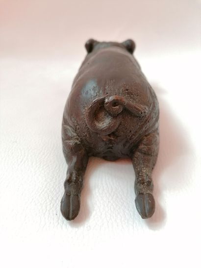 null «Cochon sauvage» sculpture en terre patinée, H : 20cm