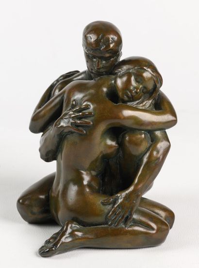 null Jacques LE NANTEC «Couple enlacé» en bronze, à patine verte nuancée brun, datée...
