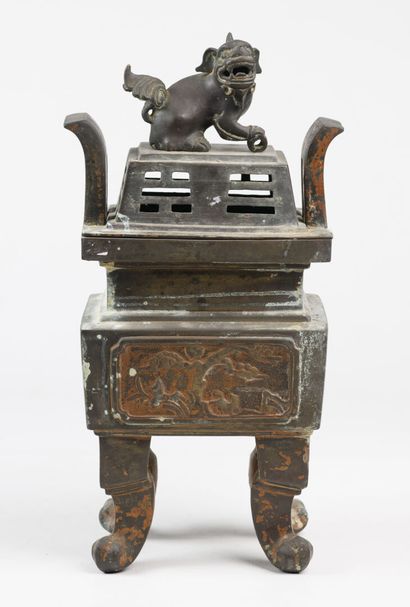 null Bronze perfume burner with "Chien fô" decoration