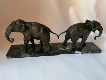 null «Deux éléphants» Groupe en régule sur socle en marbre, 16cm