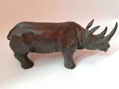 null École du XXe siècle «Rhinocéros» Épreuve en bronze à patine brune nuancée de...