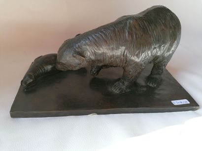 null 
Ecole du XXè Siècle COLCOMBET «L'ours polaire et le phoque» Épreuve en bronze...