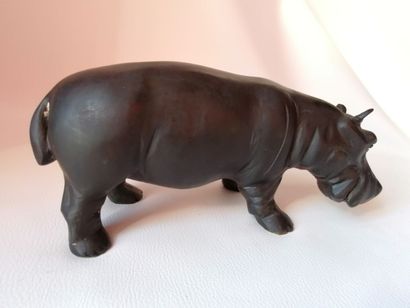 null «Hippopotame» en alliage à patine brune, H : 26 cm