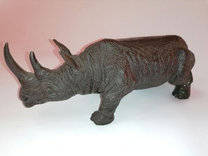 null École du XXe siècle «Rhinocéros» Épreuve en bronze à patine brune nuancée de...