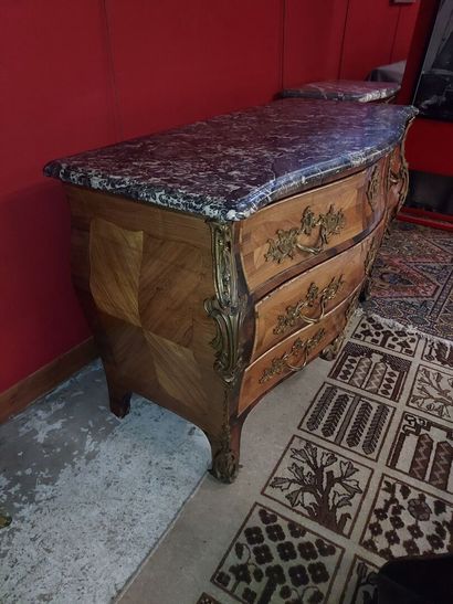 null Veneered chest of drawers with bronze decoration, opening with four drawers,...