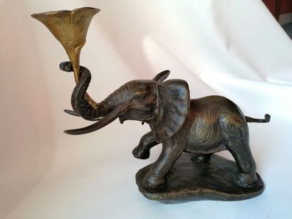 null «Éléphant portant un nénuphar» en alliage à patine brune et dorée H : 27cm