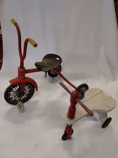null Set of a wooden carrier, 38 cm, year 60 and a red tricycle, 69 cm, year 60