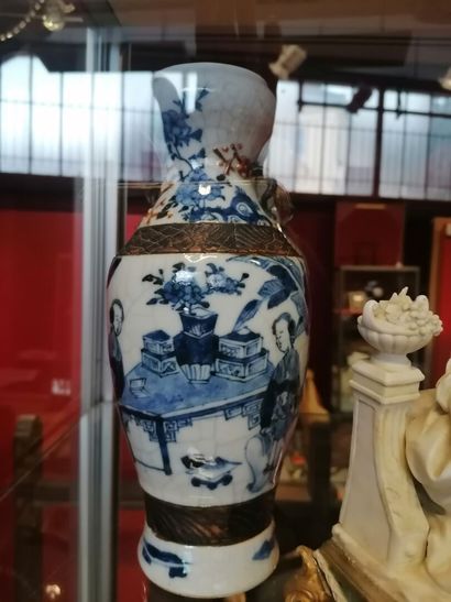 null Paire de vases en faîence bleue à décors de sage, Chine XXème