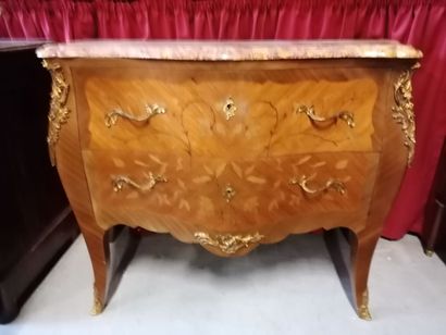 null Commode 2 tiroirs de style Louis XV, dessus marbre, marquetés bois de rose à...