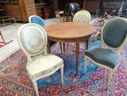 null Ensemble comprenant: une table style Louis XVI et 4 chaises médaillons style...