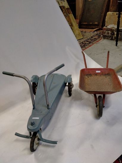 null Batch blue rower cyclo, 73 cm, year 60 and a red wheelbarrow, 70 cm, year 6...