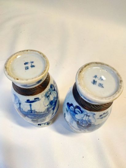 null Paire de vases en faîence bleue à décors de sage, Chine XXème