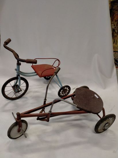 Tricycle bleu, 72 cm et cyclo rameur marron...