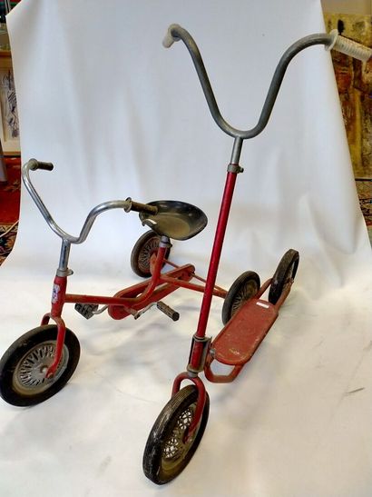 null Lot d'une patinette rouge, 88 cm, et d'un tricycle rouge "NORDY" année 70, 80...