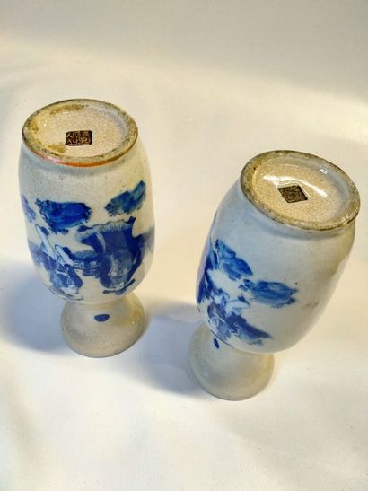 null Paire de vases en faîence bleue cerclé de bronze à décors de notables ou dignitaires,...