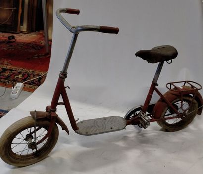 null Vélo trottinette rouge, 125 cm, année 50