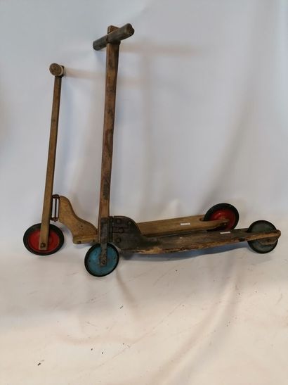 null Set of 2 wooden scooters, year 30, 77 and 87 cm