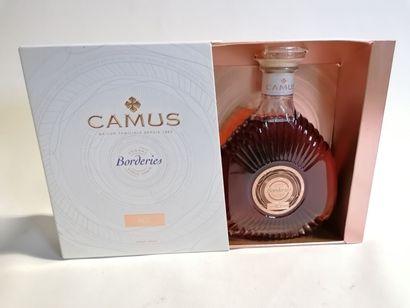null 
COGNAC, Box CAMUS - BRODERIES - FAMILY X.O Reserve 70cl (sold as is without...