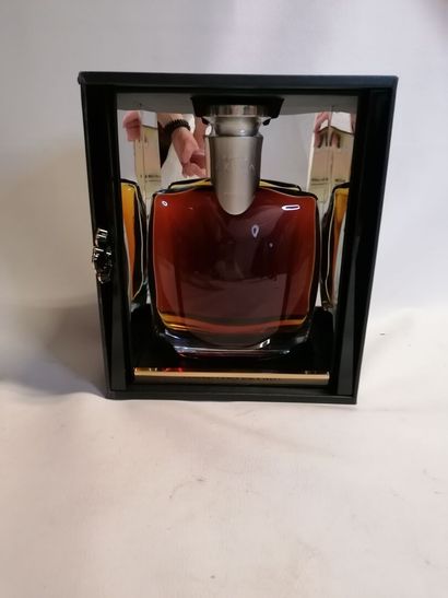 null 
COGNAC, CAMUS Coffret Extra Elegance 70cl (sold as is without guarantee)
