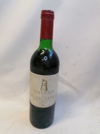 null 
Une bouteille Grand vin du Château Latour Pouillac 1983 (vendu en l'état sans...