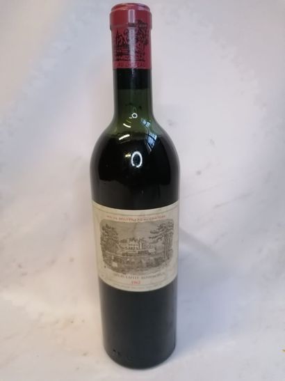 null 
Une bouteille Château Lafite Rochtschild Pouillac 1962 (vendu en l'état sans...