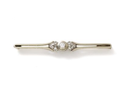 null 
Brooch barrette in white gold 750 and platinum 850 thousandths centered of...