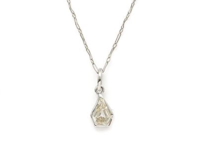 null Pendant in white gold 750 thousandths, decorated with a faceted diamond cut...