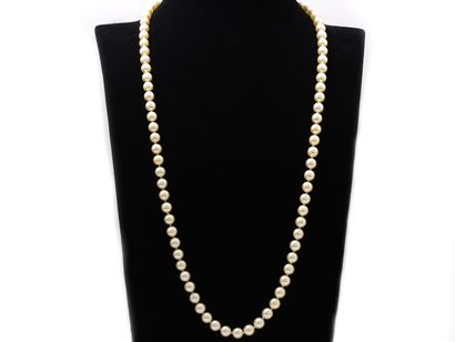 null Necklace composed of a very light fall of cultured pearls of approximately 7.5...