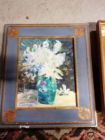 null J. LEVASSEUR "Fleurs blanches au vase d'opaline" HST, SBG, 27x22cm